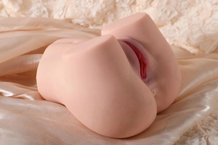 Sexpuppen-Torso auf Seidentuch