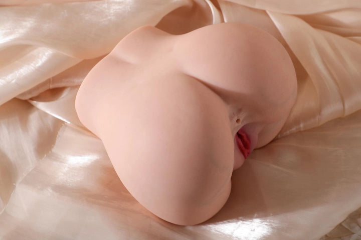 Sexpuppen-Torso auf Seidentuch