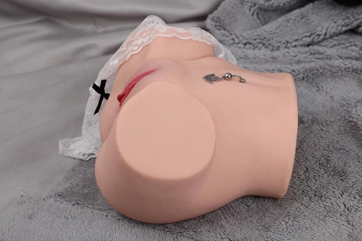 Sexpuppen-Torso mit Piercing