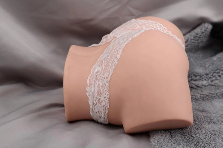 Sexpuppen-Torso mit Spitzenunterwäsche