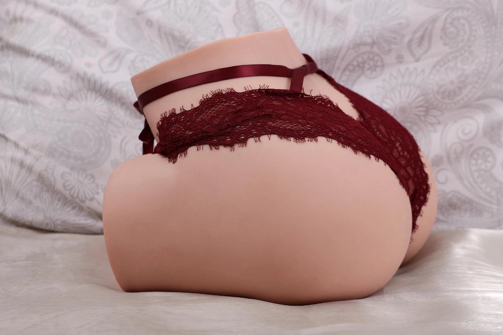 Sexpuppen-Torso in roter Unterwäsche