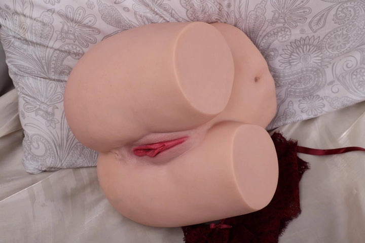 Sexpuppen-Torso auf Bett liegend