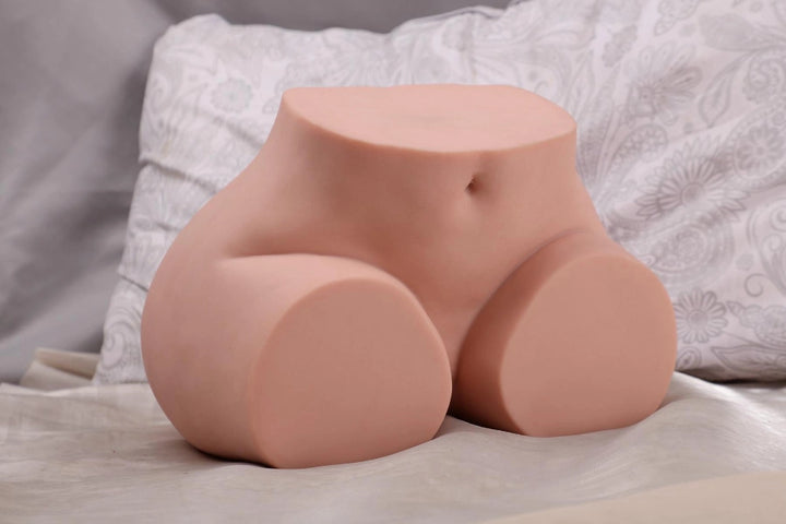 Sexpuppen-Torso auf Bett liegend