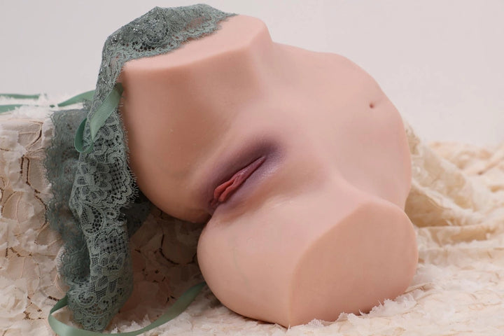 Sexpuppen-Torso mit Spitze bekleidet