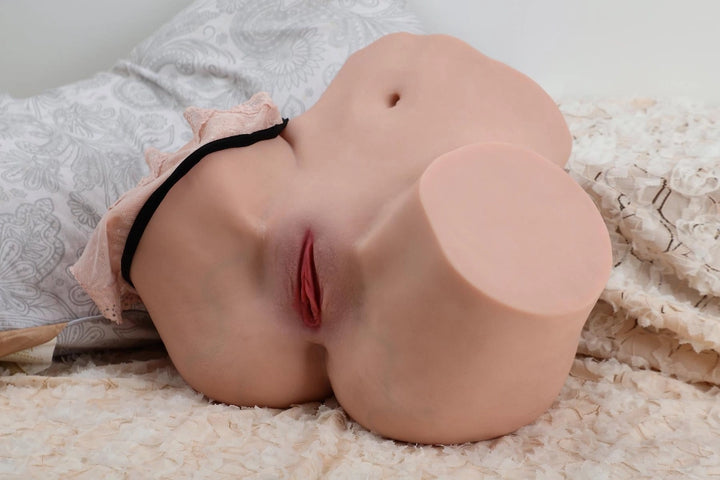 Sexpuppen-Torso auf Bett liegend