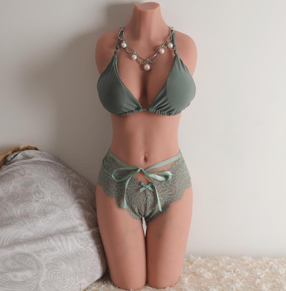 Sexpuppen-Torso mit Unterwäsche