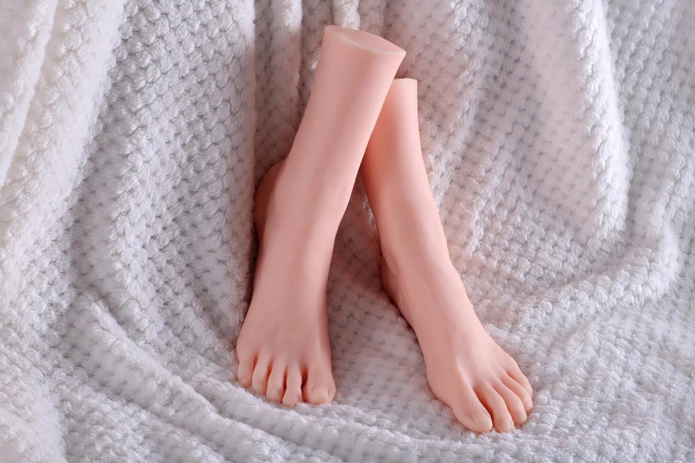 Sexpuppenfüße auf weißer Decke