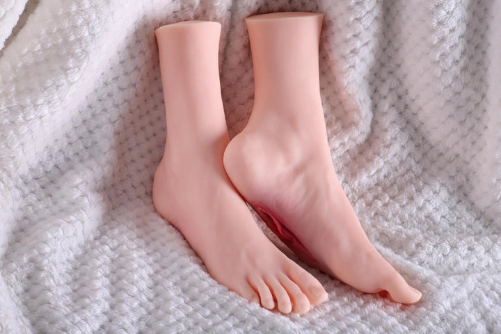 Sexpuppen Füße auf Decke liegend