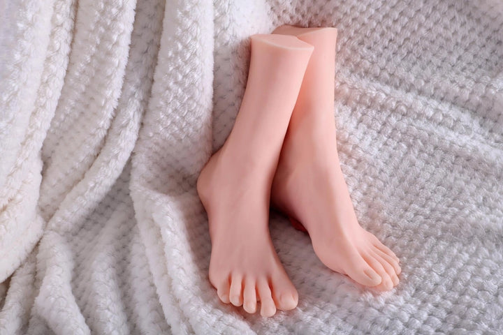 Sexpuppe Füße auf Decke liegend