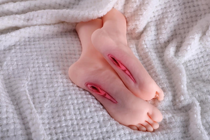 Sexpuppenfüße auf weißer Decke