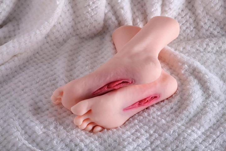Sexpuppen-Füße auf Decke liegend