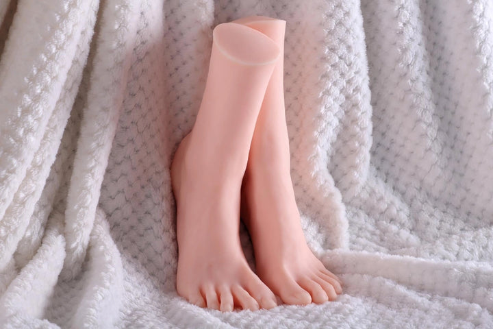 Sexpuppenfüße auf weißer Decke