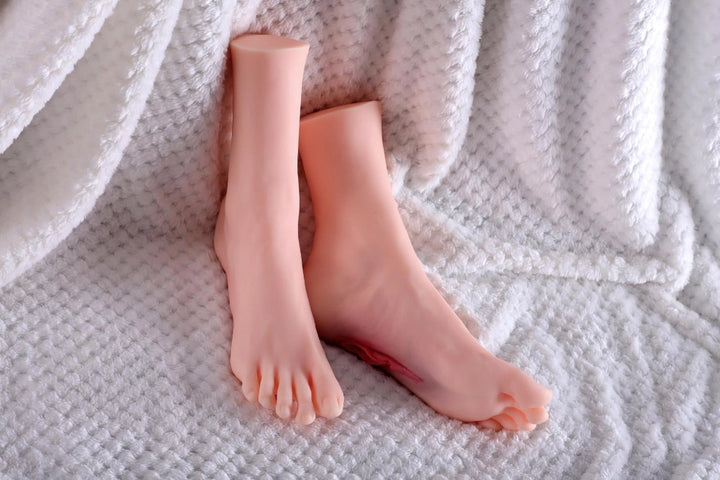 Sexpuppen-Füße auf Decke liegend