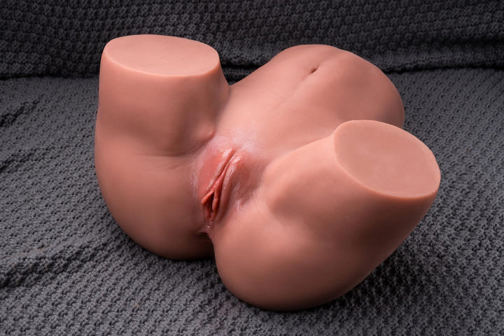 Sexpuppen-Torso auf grauem Hintergrund