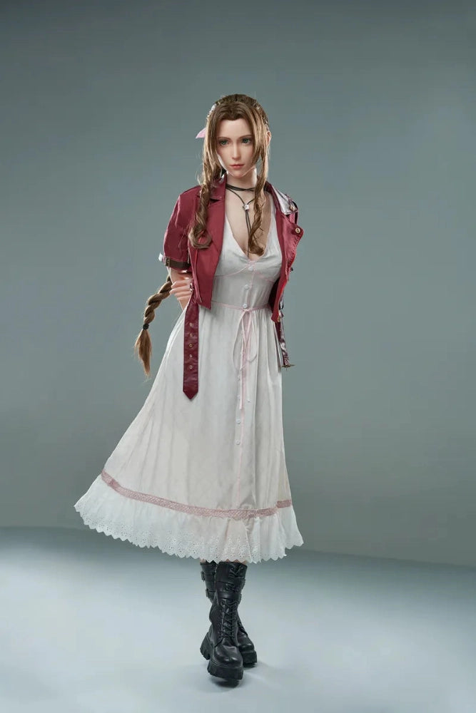 Frau in weißem Kleid stehend