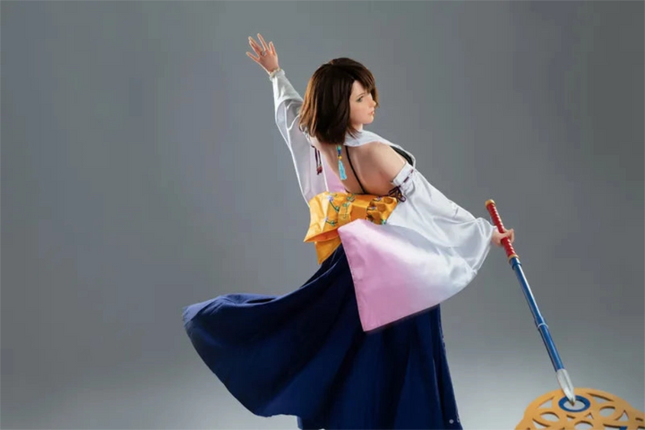 Cosplay-Sexpuppe mit Schwert posiert