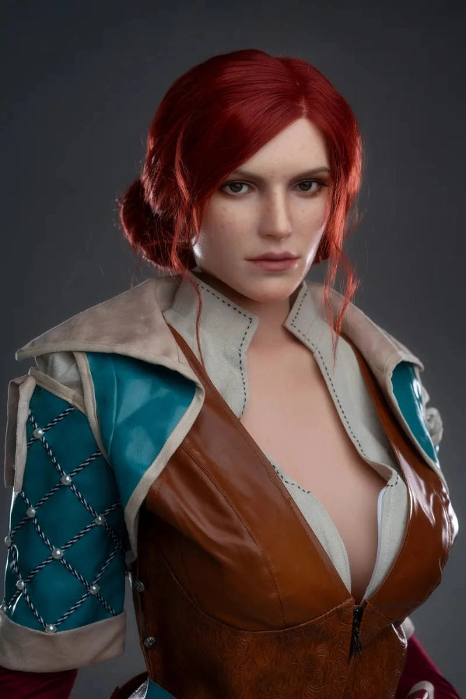 Rothaarige Sexpuppe in Fantasy-Kleidung