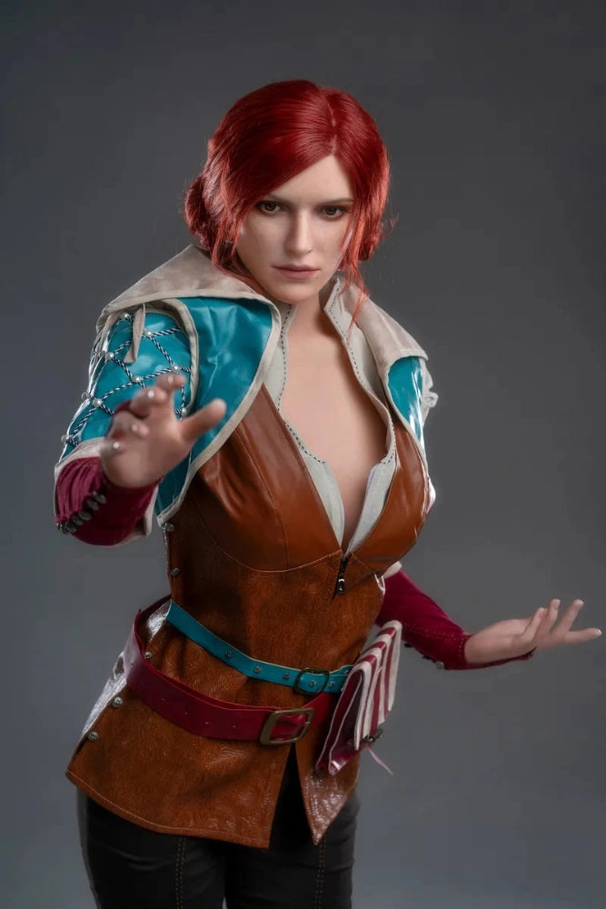 Rothaarige Frau in Fantasy-Kleidung