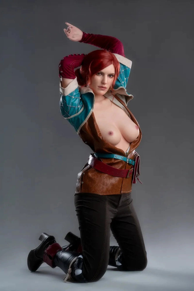 Realistische Sexpuppe in Fantasy-Kleidung