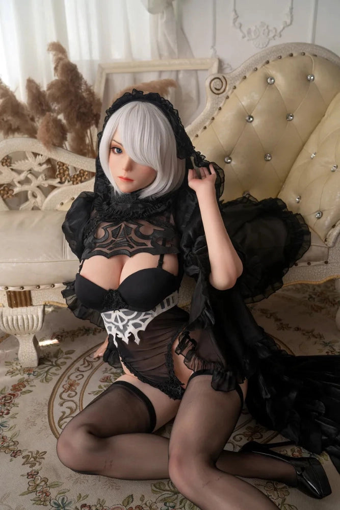 Sexpuppe in schwarzer Dessous-Kleidung