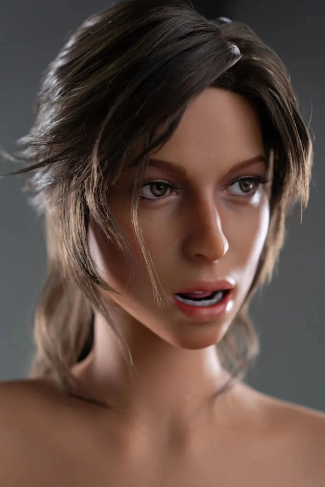 Realistische Sexpuppenfrau mit braunen Haaren