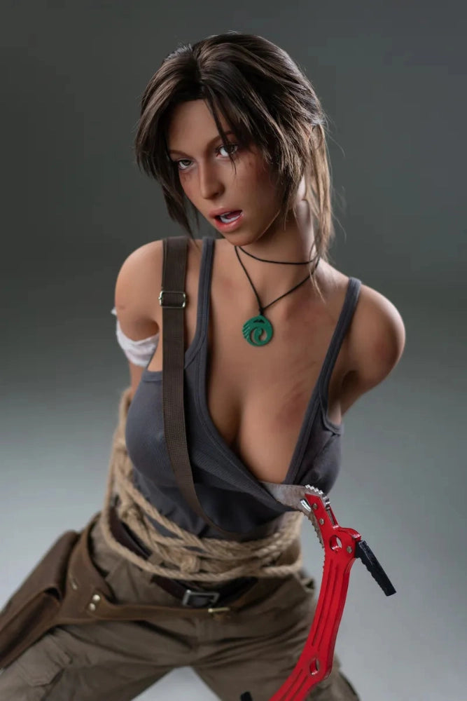Sexpuppe in Abenteurer-Outfit gefesselt