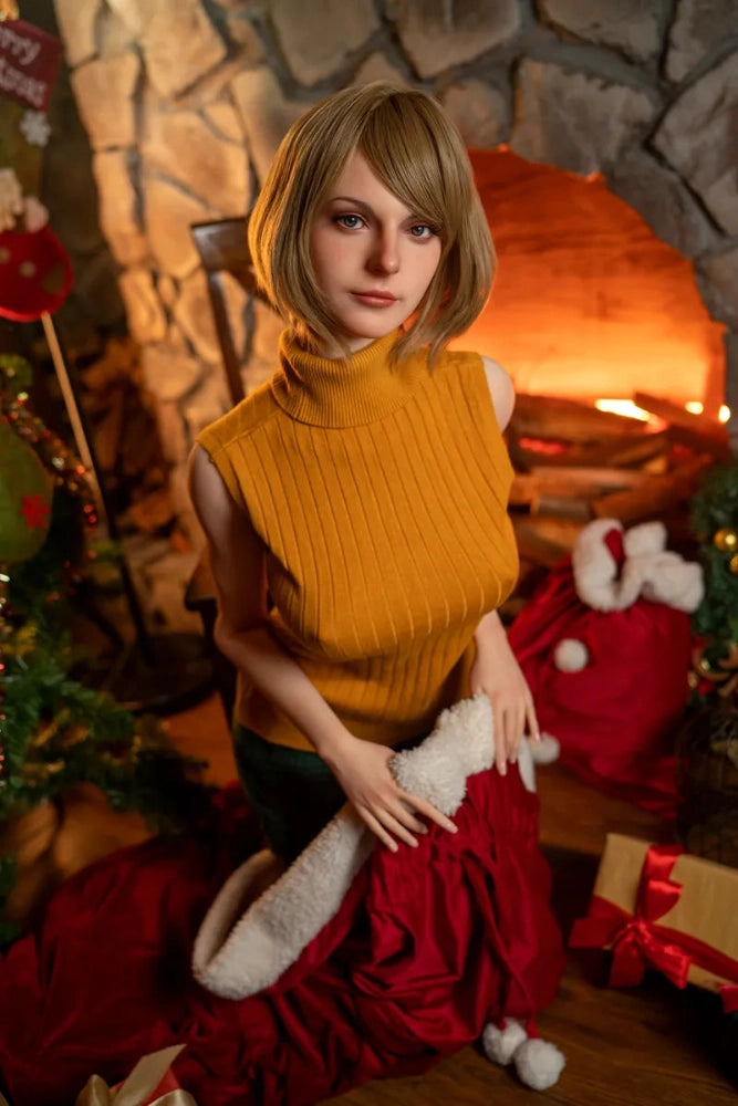Sexpuppe vor Weihnachtskulisse sitzend