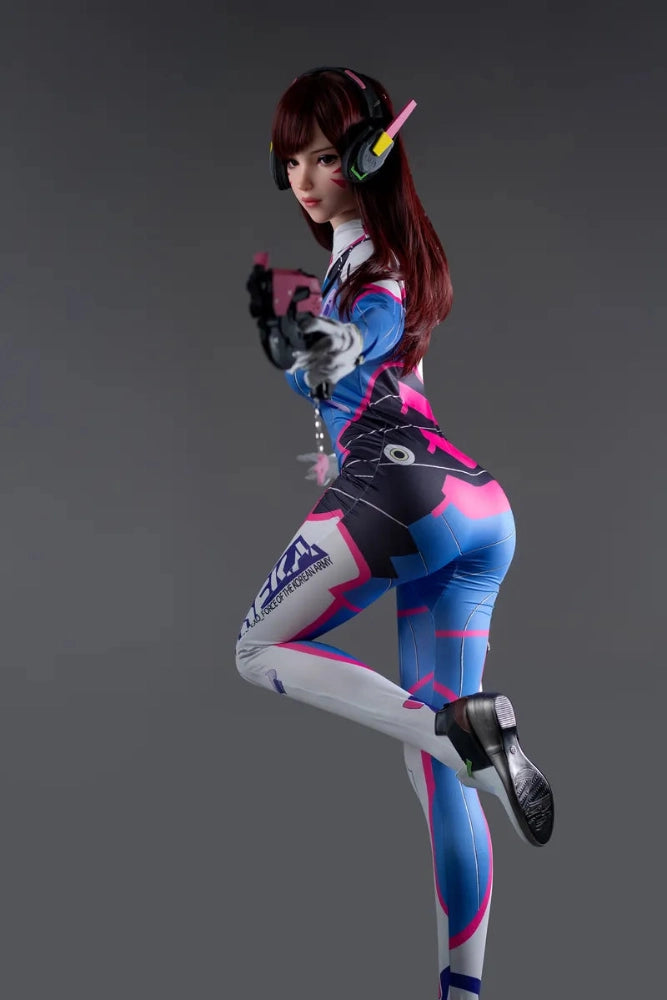 Anime-inspirierte Sexpuppenfigur in Pose