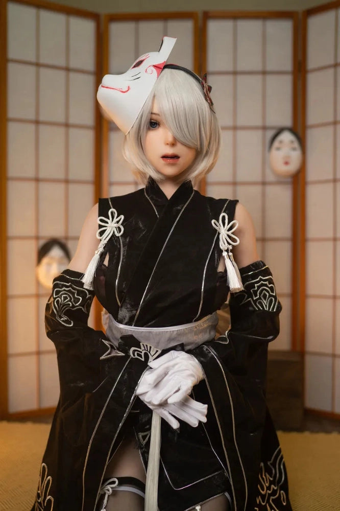 Sexpuppe im traditionellen Kimono-Outfit