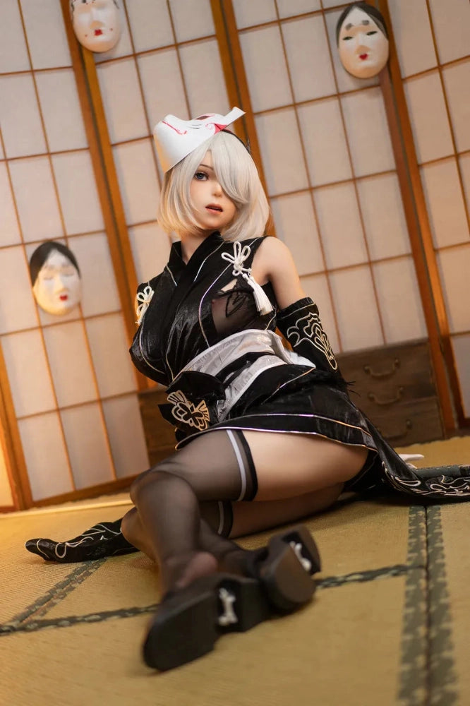 Anime-inspirierte Sexpuppe im Kimono