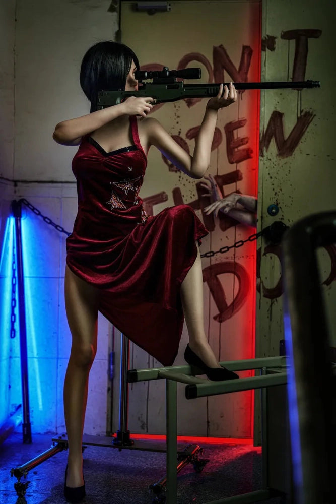 Sexpuppe in rotem Kleid bewaffnet
