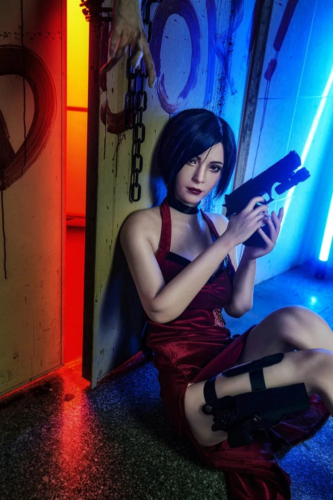 Frau mit Waffe, rotes Kleid