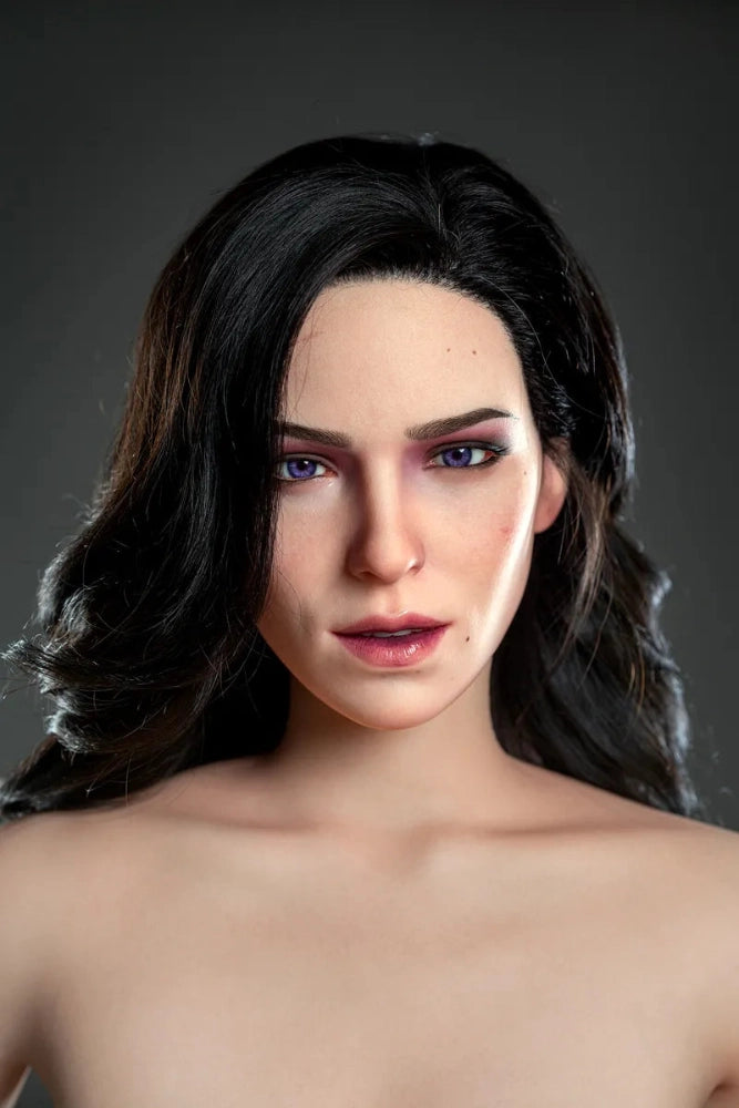 Realistische Sexpuppe mit dunklen Haaren