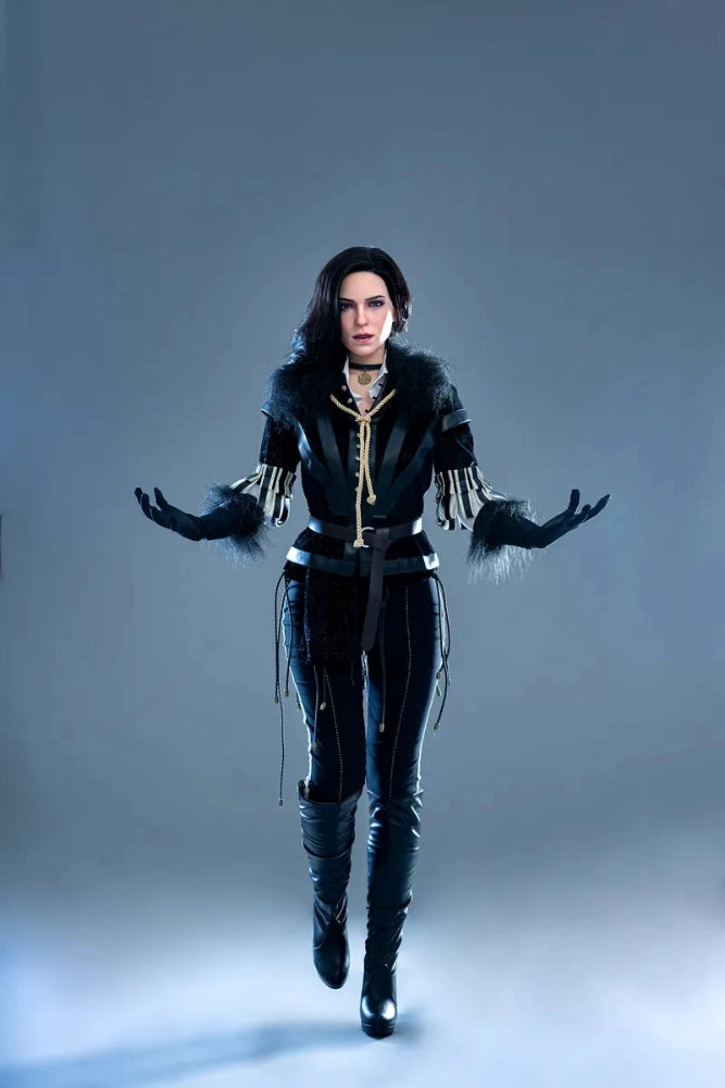 Sexpuppe in schwarzem Outfit