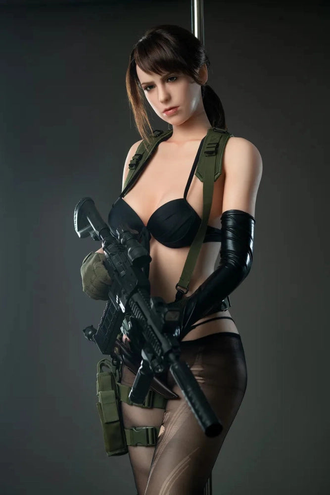 Realistische Sexpuppe mit Waffe