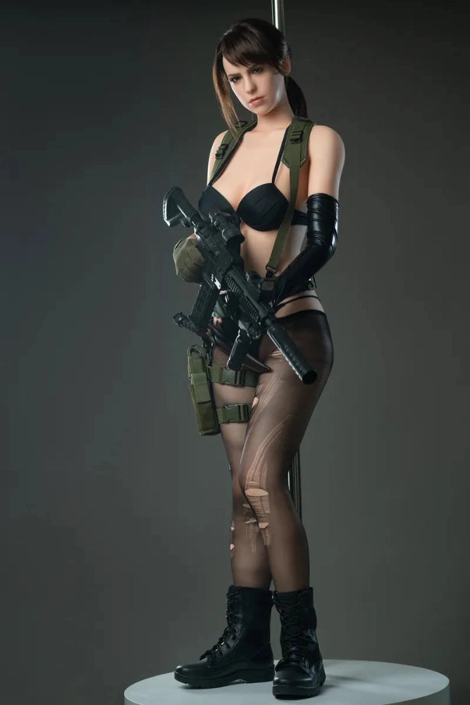 Sexpuppe in Militärkleidung posiert