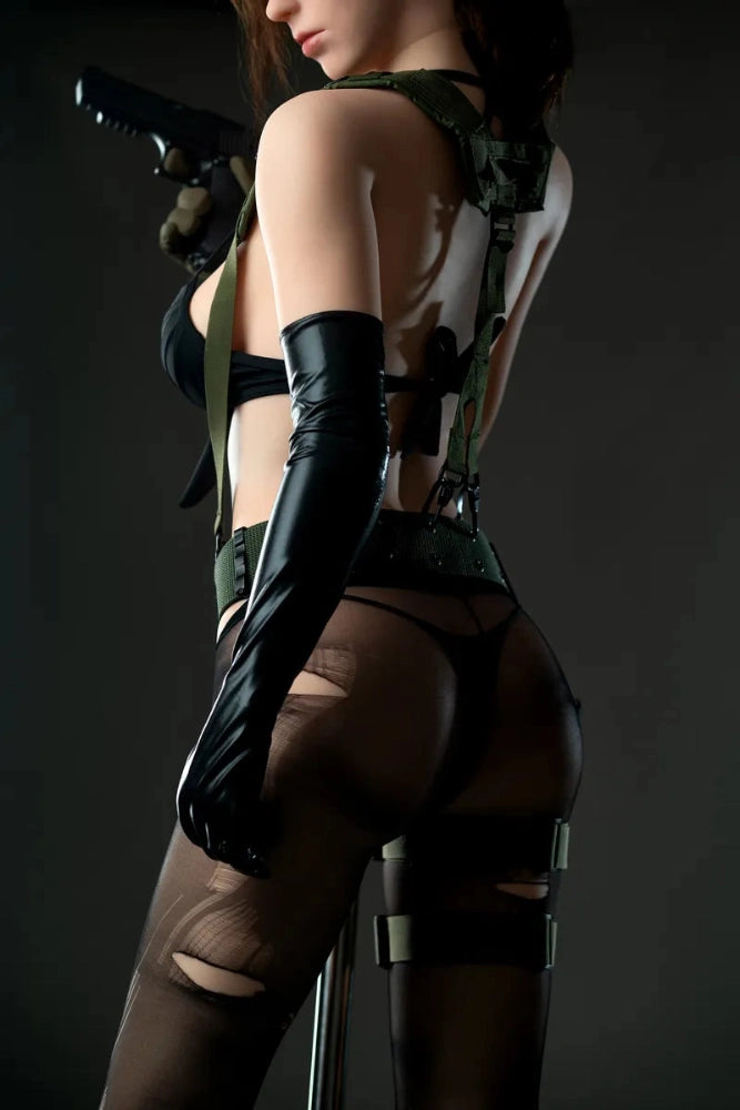 Sexpuppe in Dessous mit Waffe