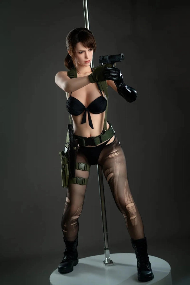 Sexpuppe in Kampfpose mit Waffe