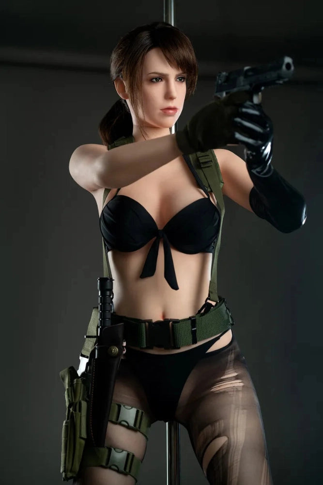 Sexpuppe in Kampfpose mit Waffe