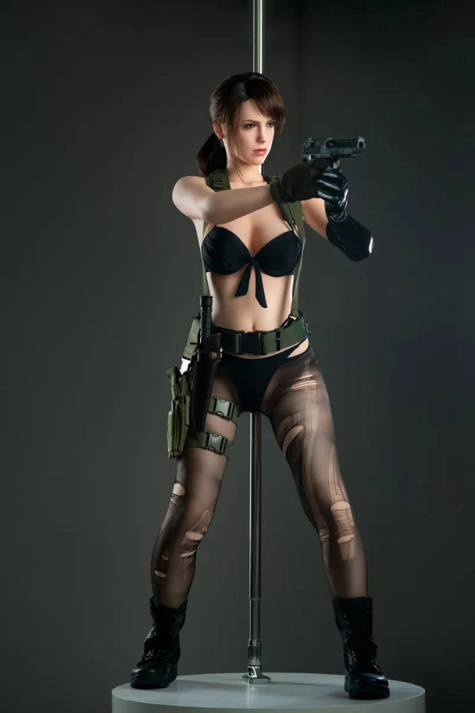 Sexpuppe in Kampfpose mit Waffe