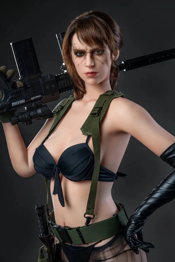 Realistische Sexpuppe mit Waffe posiert