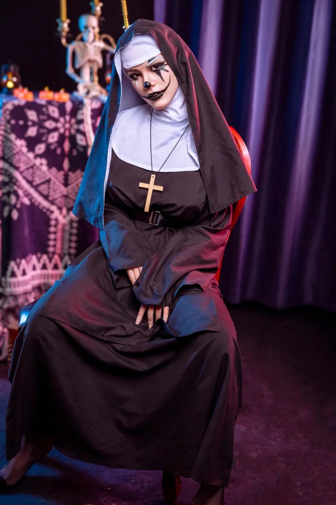 Nonne verkleidet als Sexpuppe