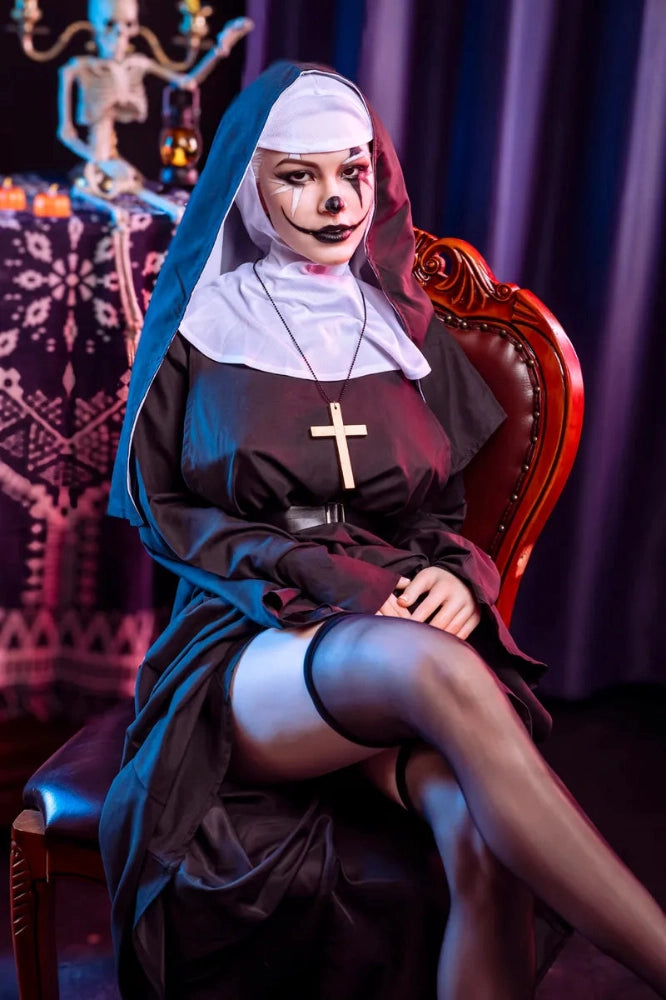 Nonne in Halloween-Kostüm auf Stuhl