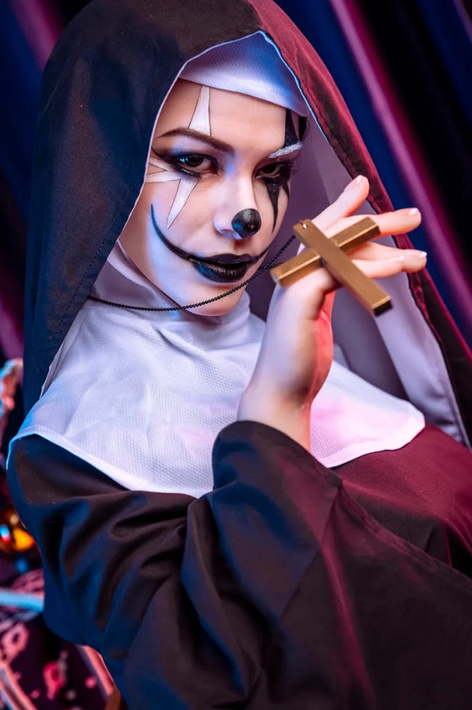 Nonne in Clown-Make-up-Kostüm