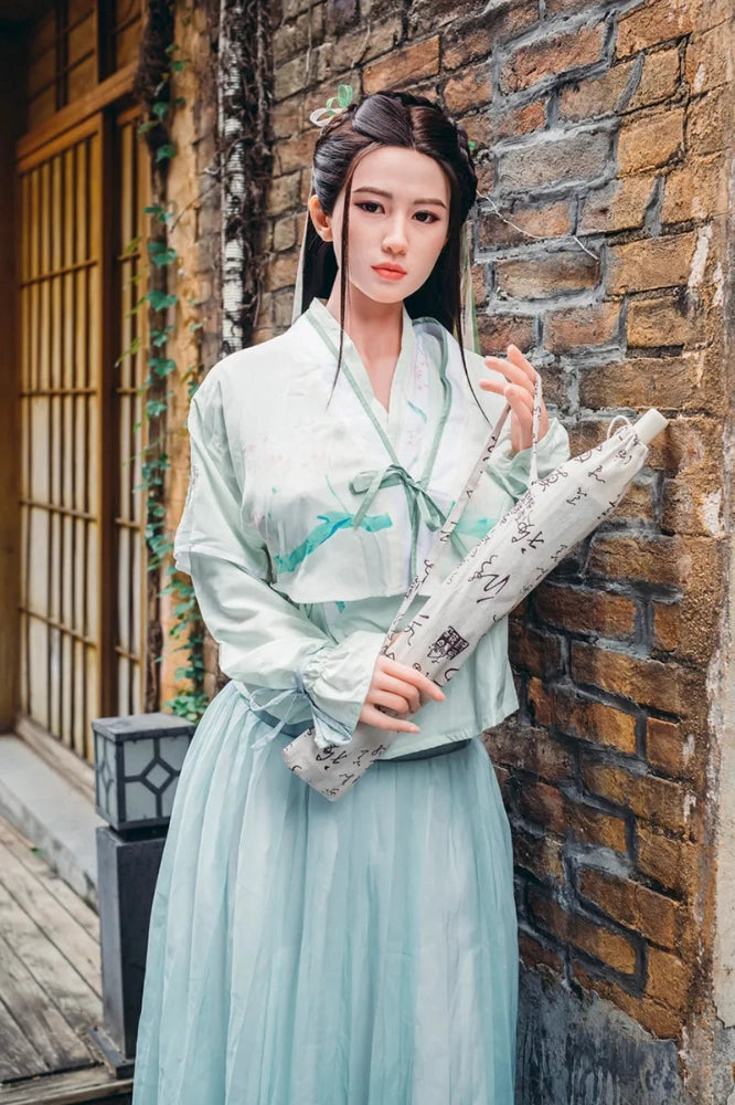 Asiatische Sexpuppe in traditioneller Kleidung