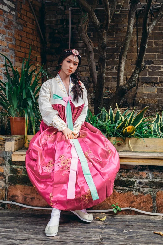 Sexpuppe in traditioneller Kleidung draußen
