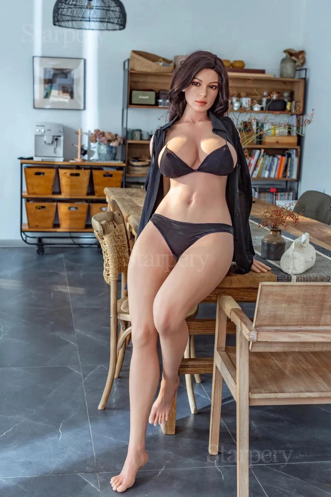 Sexpuppe in modernem Wohnzimmer