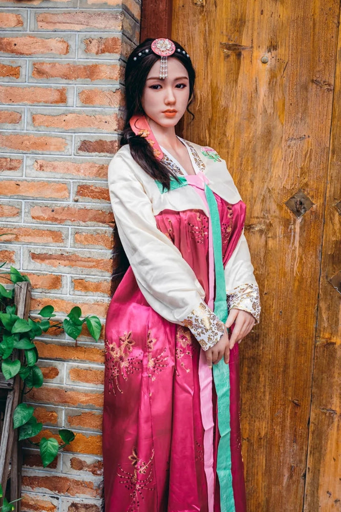 Sexpuppe in traditioneller Kleidung