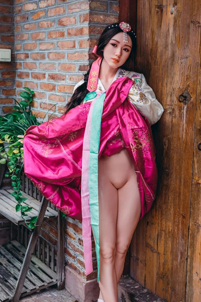Sexpuppe in traditioneller Kleidung