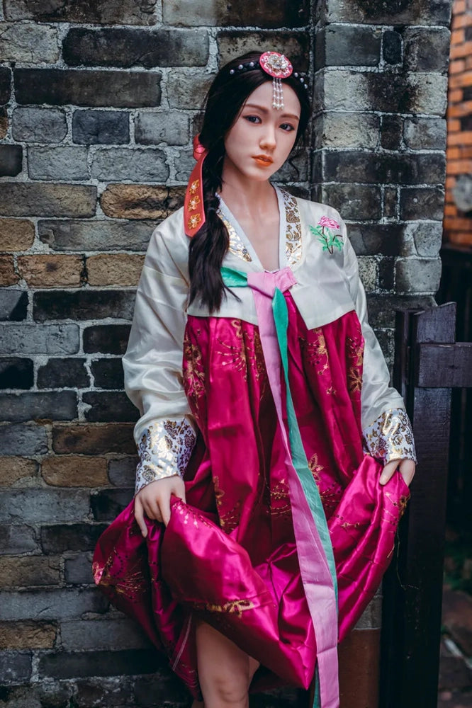 Sexpuppe in traditioneller Kleidung